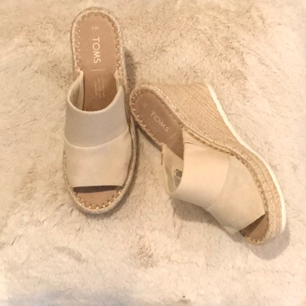 Tom’s wedge summer shoe